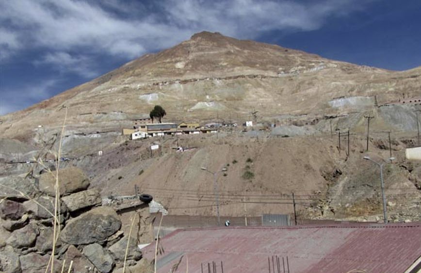 Muchos adolescentes trabajan en la mina sin ninguna protección