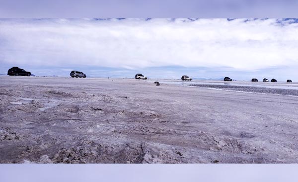 El aceite de los carros amenaza al desierto blanco de Uyuni