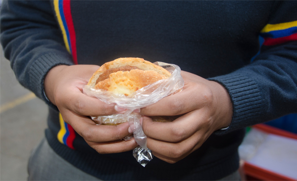 La comida chatarra abunda en los colegios